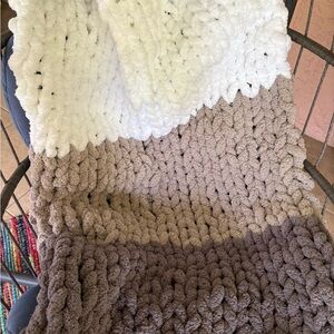 Chunky Knit Children’s Blanket in White and Gray - NWOT